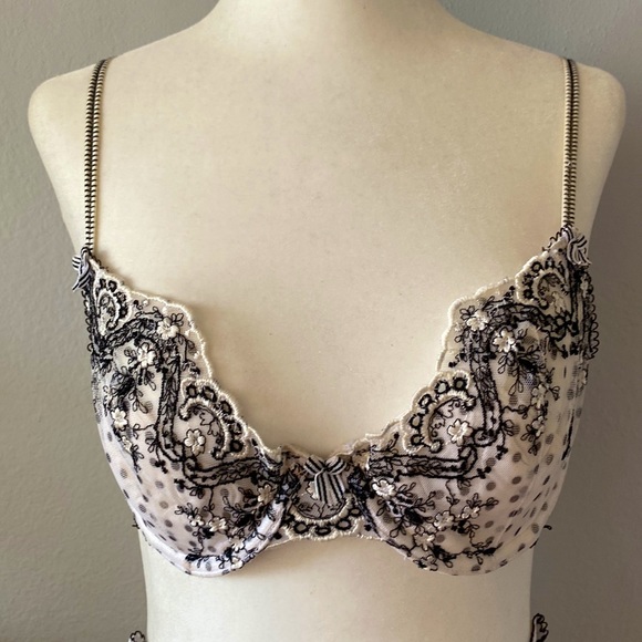 NWOT FELINA Lingerie Set - 32C Bra and matching Boy Shorts - Picture 2 of 8